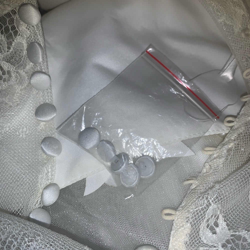 White flower girl dress with flower petals - Picture 2 of 5